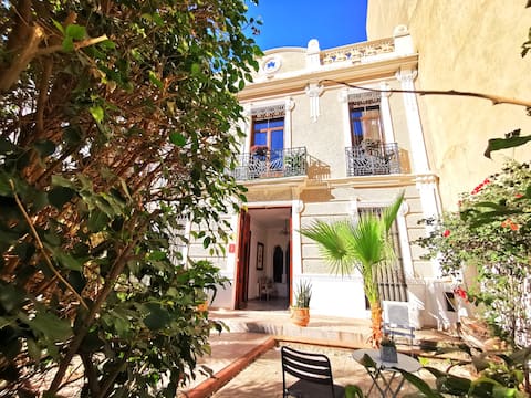 Luxury Boutique Townhouse w/Gardens Great Location