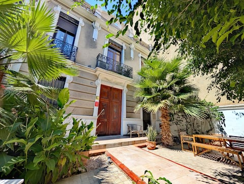 Huge 5 Bed Villa w/Gardens, Beach & City Location