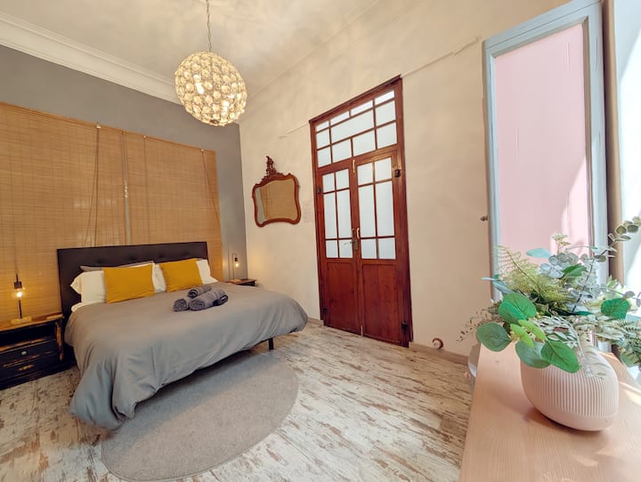 Dormitorio en la planta baja ideal para personas que prefieren no usar las escaleras, ya que también hay un baño completo en la planta baja.