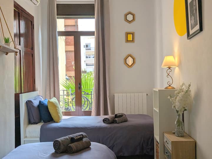 Atención a los detalles. Balcón Juliette con vistas al patio, recibiendo el sol de la mañana