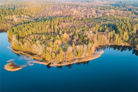 Lakefront cabin – hot tub, forest & peace