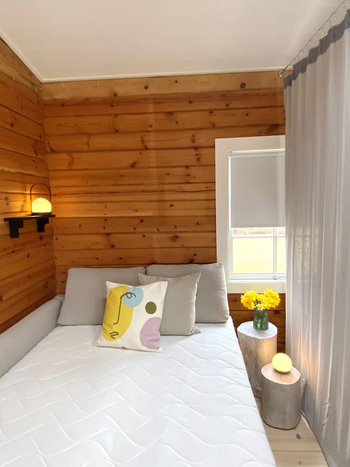 ❖ ENG: Comfortable sofa bed in the living room – with curtain for privacy and restful sleep ❖ DE: Bequeme Schlafcouch im Wohnzimmer – mit Vorhang für Privatsphäre und erholsamen Schlaf