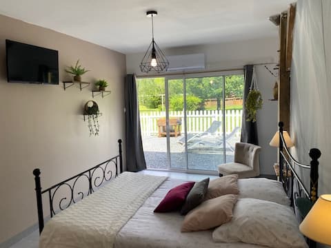 "New look" cottage with jacuzzi and pool