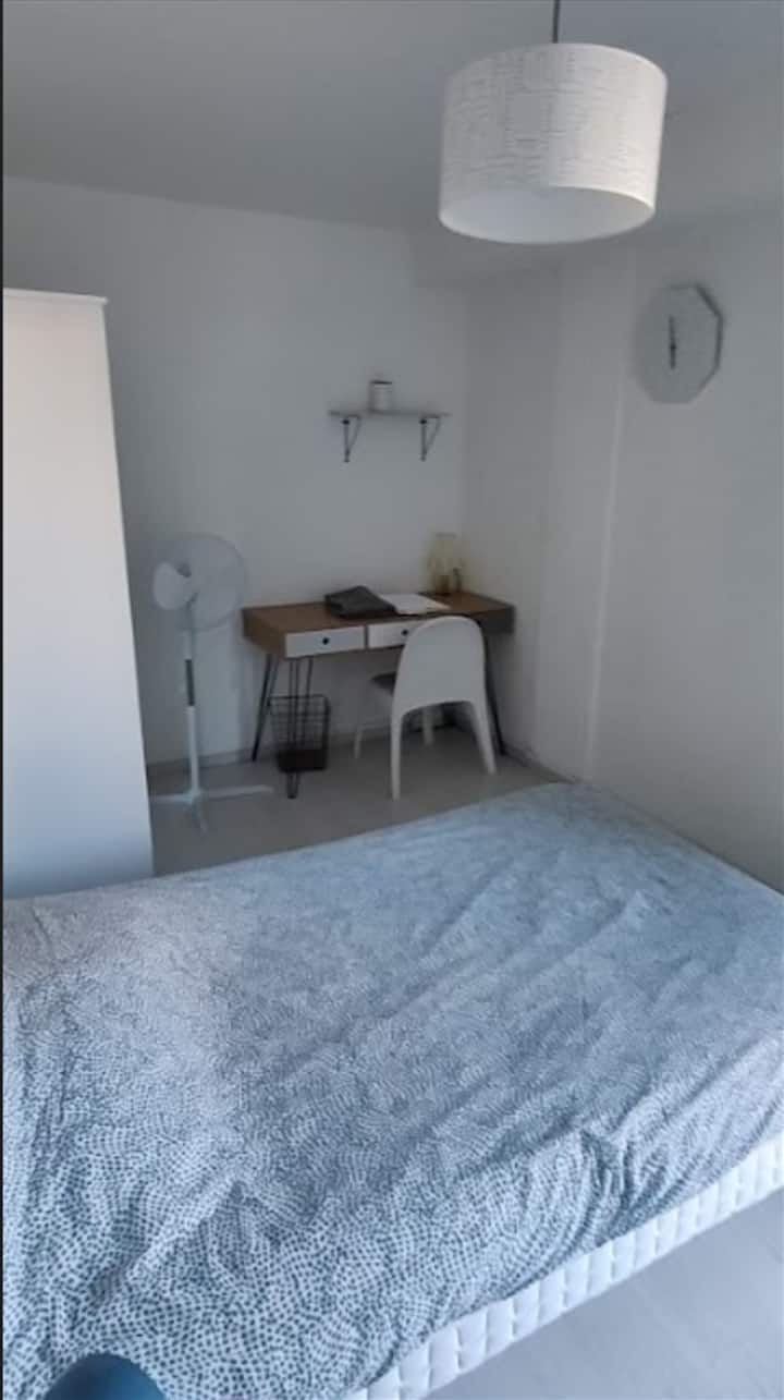 Კომფორტული ორადგილიანი საწოლი

Საწოლთან მდგარი მაგიდა საკითხავი ლამპით

Ფანჯარა ელექტრო ჟალუზებით 

Დიდი გარდერობი საკიდებით

4K სმარტ-ტელევიზორი

Სამუშაო მაგიდა ლამპით, სკამითა და ნარჩენების სათავსოთი

Საკეტიანი კარი თქვენი პირადი კონფიდენციალურობისთვის