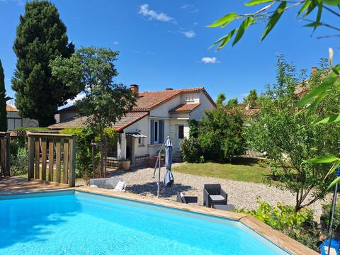 House with pool in a Provençal village