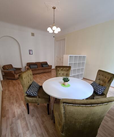 5spacious rooms, perfect for group. Parking 15e/n