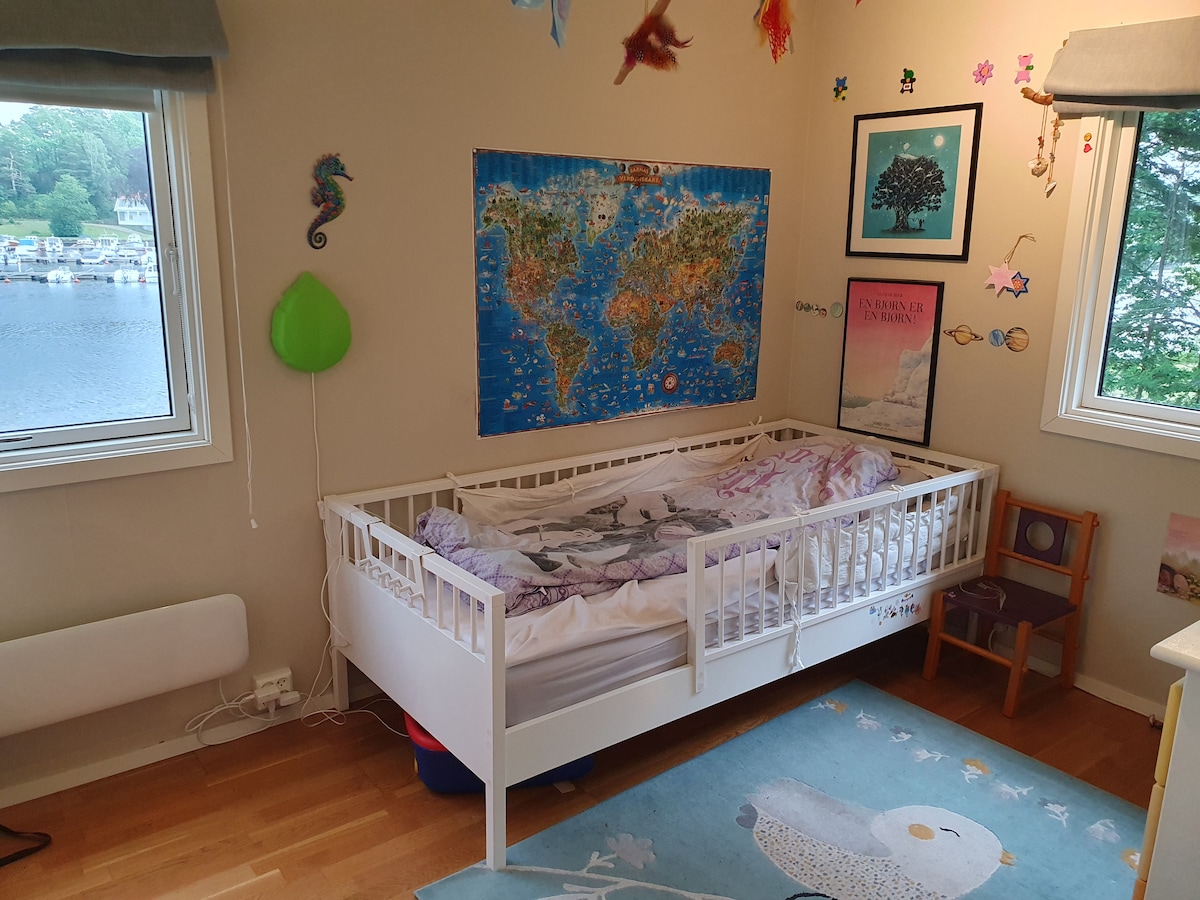 غرفة للأطفال. سرير 90 × 200 سم. 