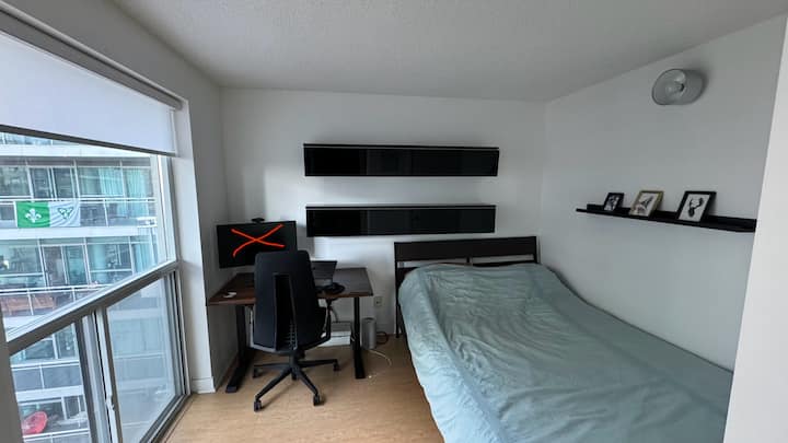 El monitor no está incluido