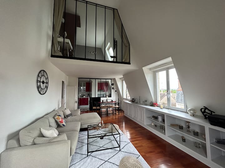 Large 110 m² duplex, very central, 3 bedrooms, Fontainebleau.