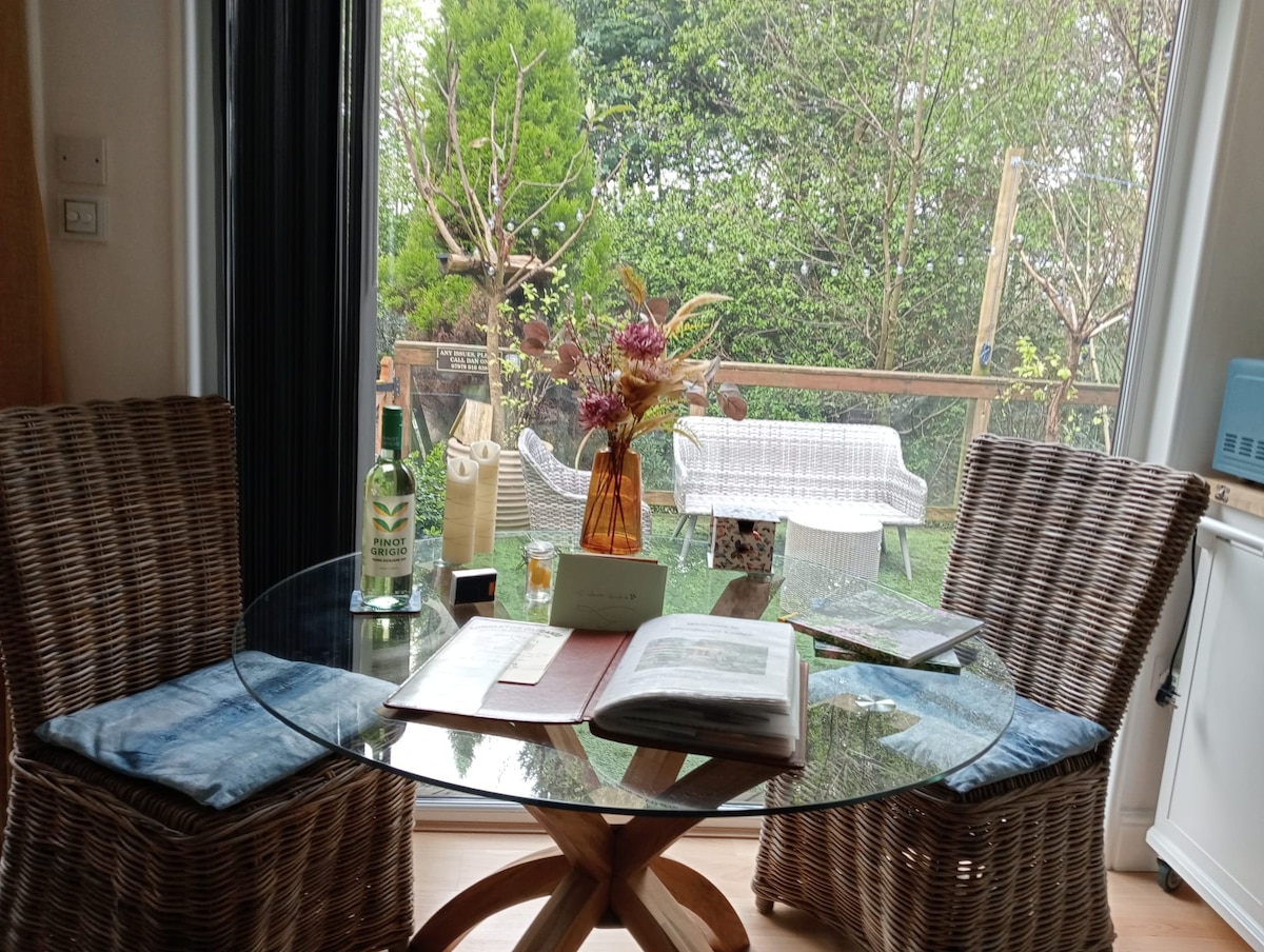 Top Airbnb: Relaxing couples getaway with hot tub a Cheshire East