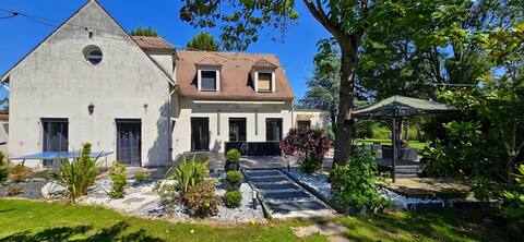 240m2 - 3800m2 jardin - jacuzzi 6 places - 16pers