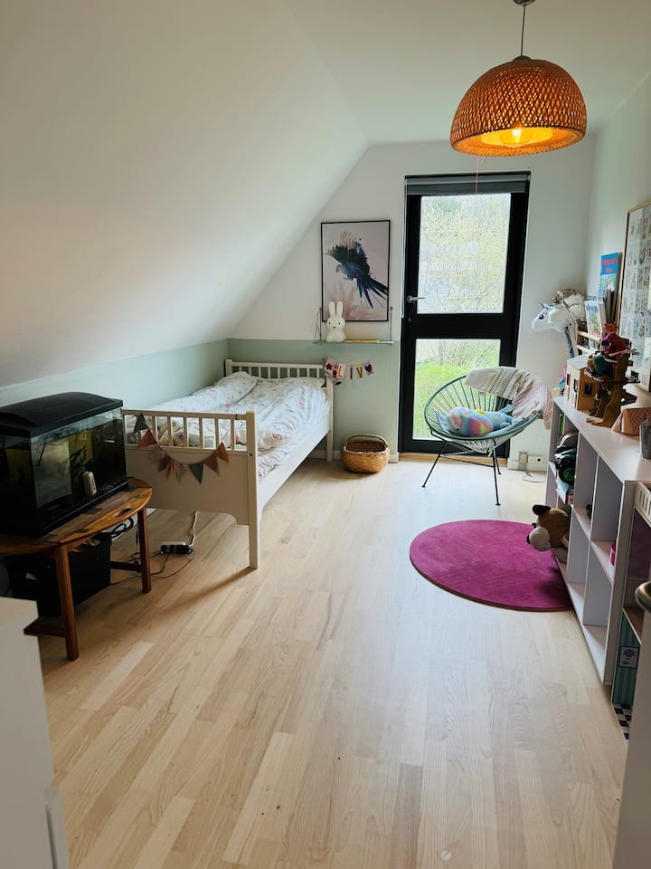 ห้องสำหรับเด็กพร้อมเตียงขนาดปกติ