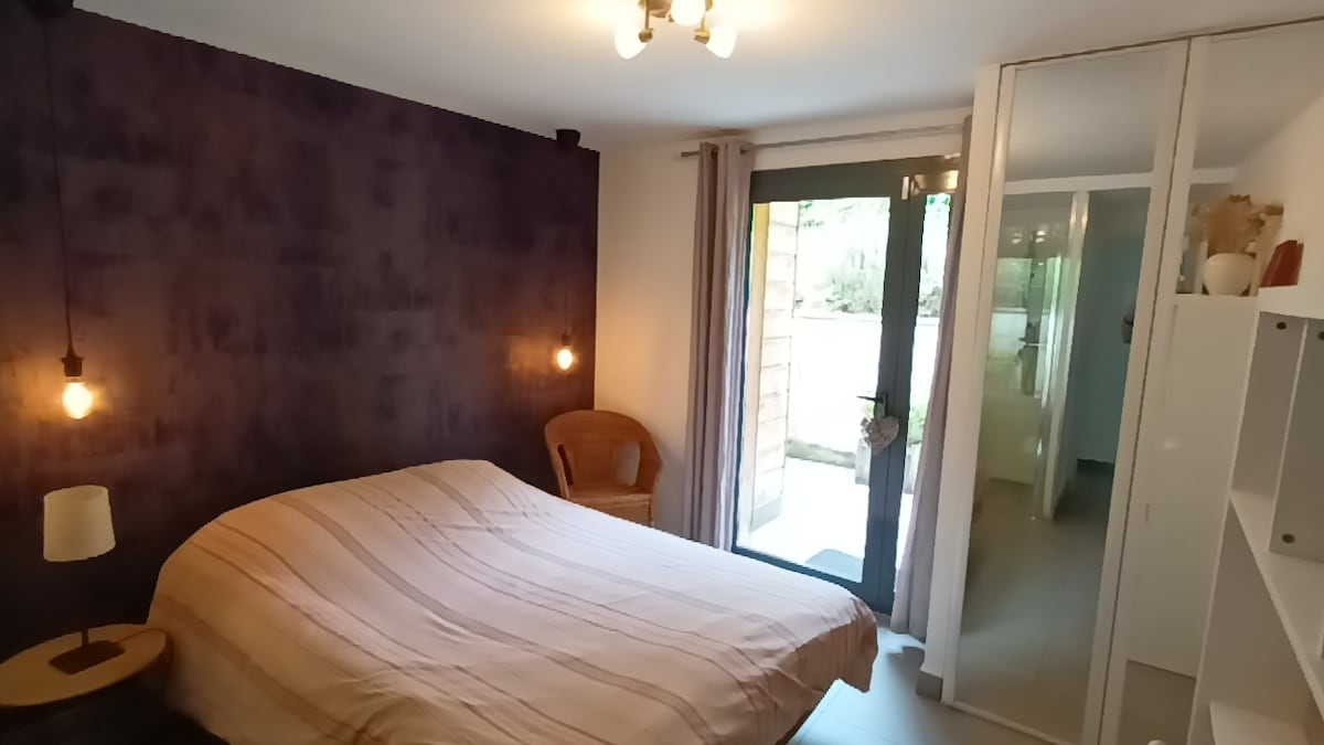 חדר שינה מיטה זוגית 140 עם חדר רחצה , גישה לבית אחורי