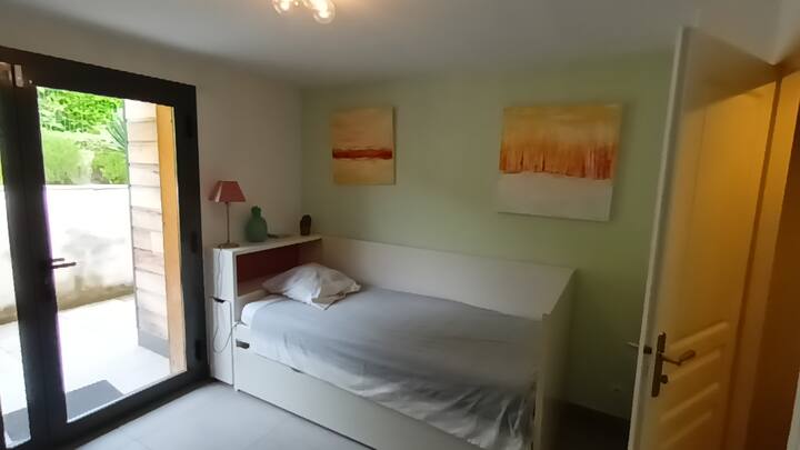 غرفة نوم بسريرين منفصلين مع حمام ؛ بيت خلفي 