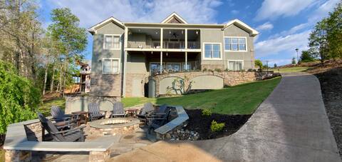 Pet-Friendly Keowee lakefront home-dock & fire pit