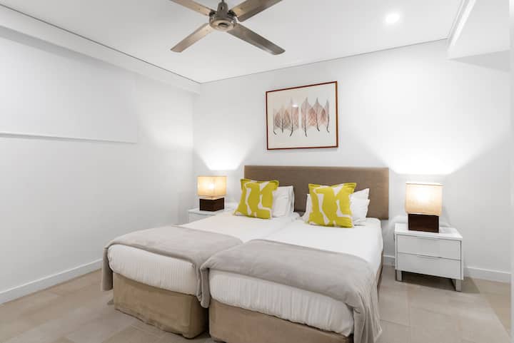 Dhoma e tretë e gjumit është e pajisur me dy teke që ofrojnë mundësinë e një krevati dopio "king" sipas kërkesës. Ajri i kondicionuar dhe një ventilator tavani i mbajnë temperaturat të rehatshme. 