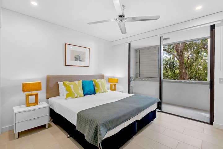 Dhoma e dytë e gjumit është po aq e gjerë dhe e rehatshme, me një krevat dopio "king", ventilator tavani dhe hyrje në ballkon.