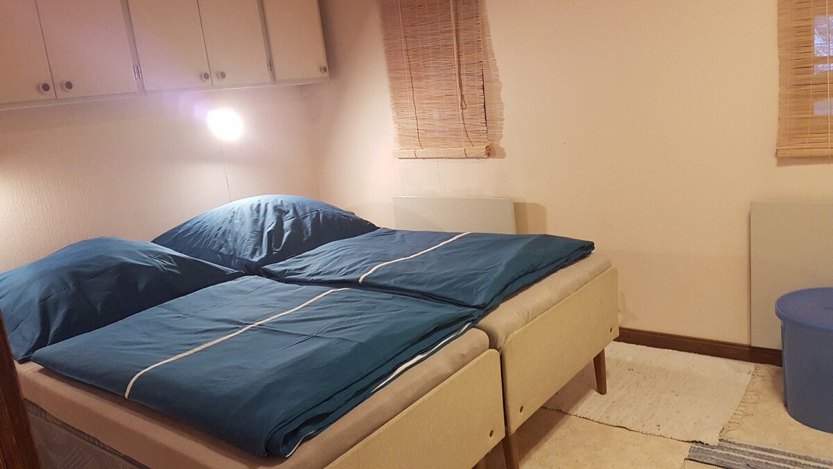 Las camas con un ancho individual de 90 cm x 200 cm se pueden colocar una al lado de la otra como camas dobles o como camas individuales separadas entre sí.