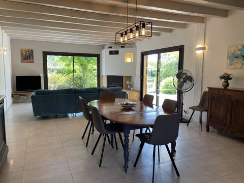 Spacious house with pool and enclosed wooded park