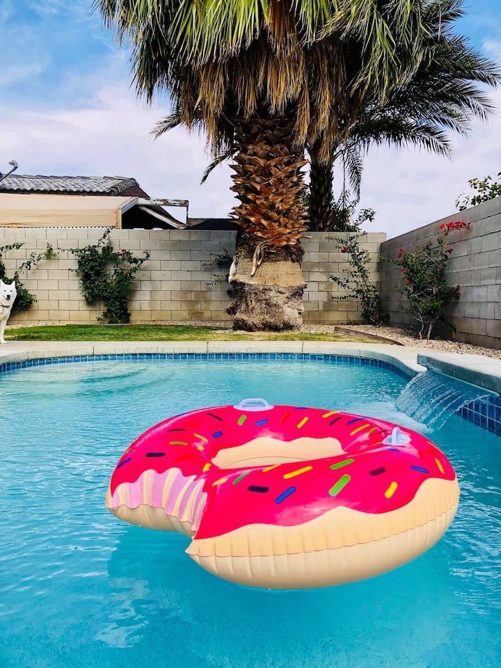 Toma El Sol Mientras Te Acuestas Junto A La Piscina - Indio