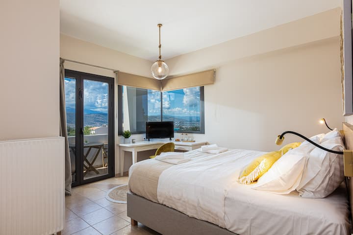 Bedroom with King size bed if necessary (1,80 x 2,00), an ensuite bathroom with a shower, a 32” HDTV, closet, office space and a private balcony with sea views.