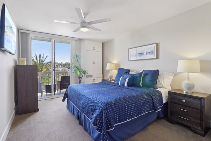 Kati kryesor i dhomës së gjumit me televizor dhe krevat të ndarë me madhësi king me baza të rregullueshme veçmas