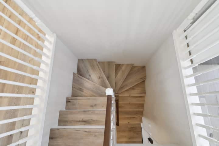shkallë nga kati kryesor deri në dhomën e sipërme të gjumit dhe kuvertën e çatisë