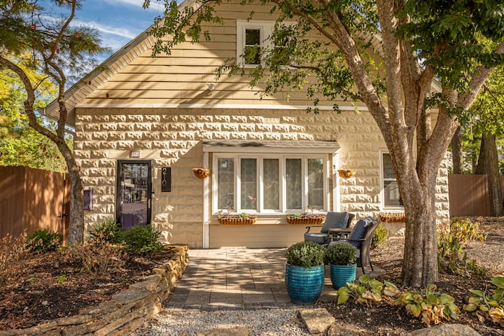 The Retreat - Spacious Home in Downtown Loveland!
