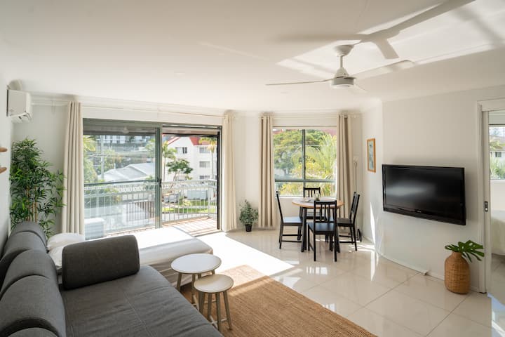 Cosy Apartment With Pool Near Beach, Cafes & Shops - Surfers Paradise