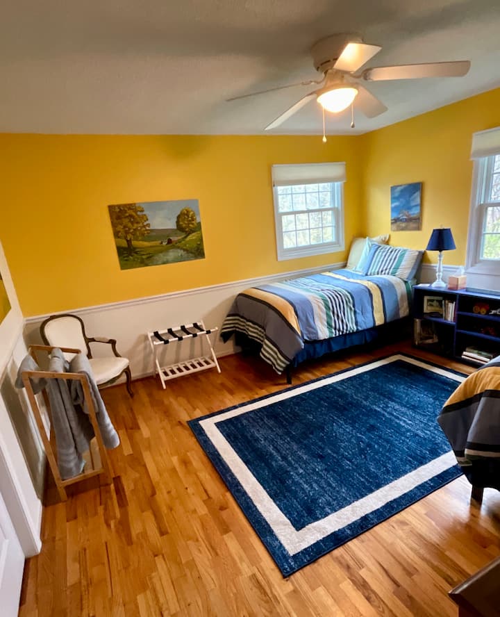 מיטות זוגיות נוחות בחדר המואר והשמח הזה בקומה השנייה!