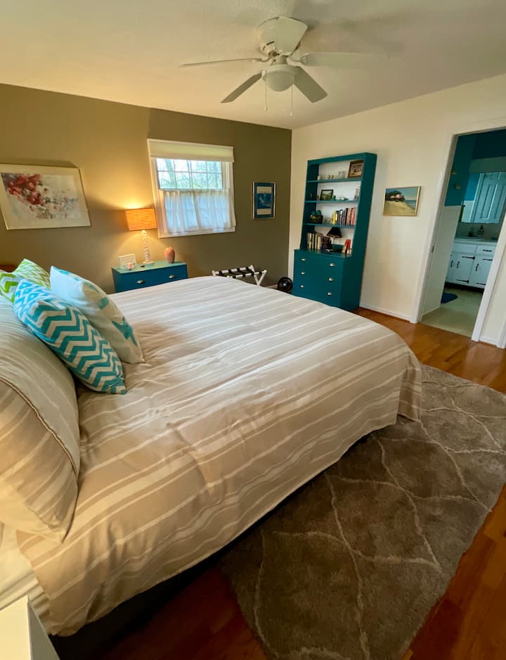 חדר שינה ראשי עם חדר רחצה צמוד.