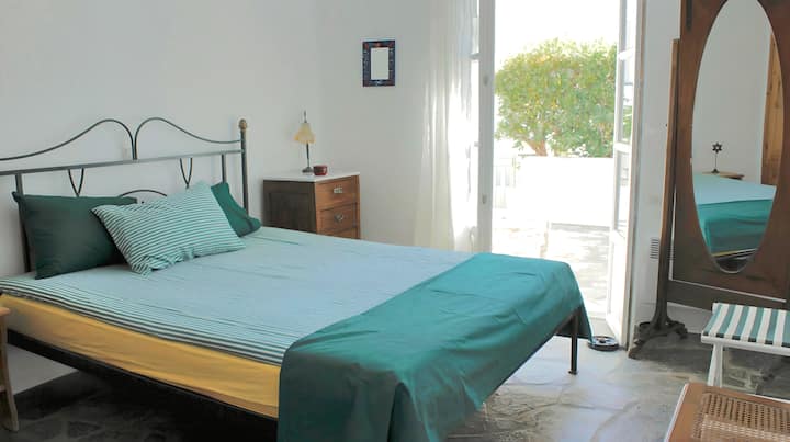 Double bedroom with access to private terrace.