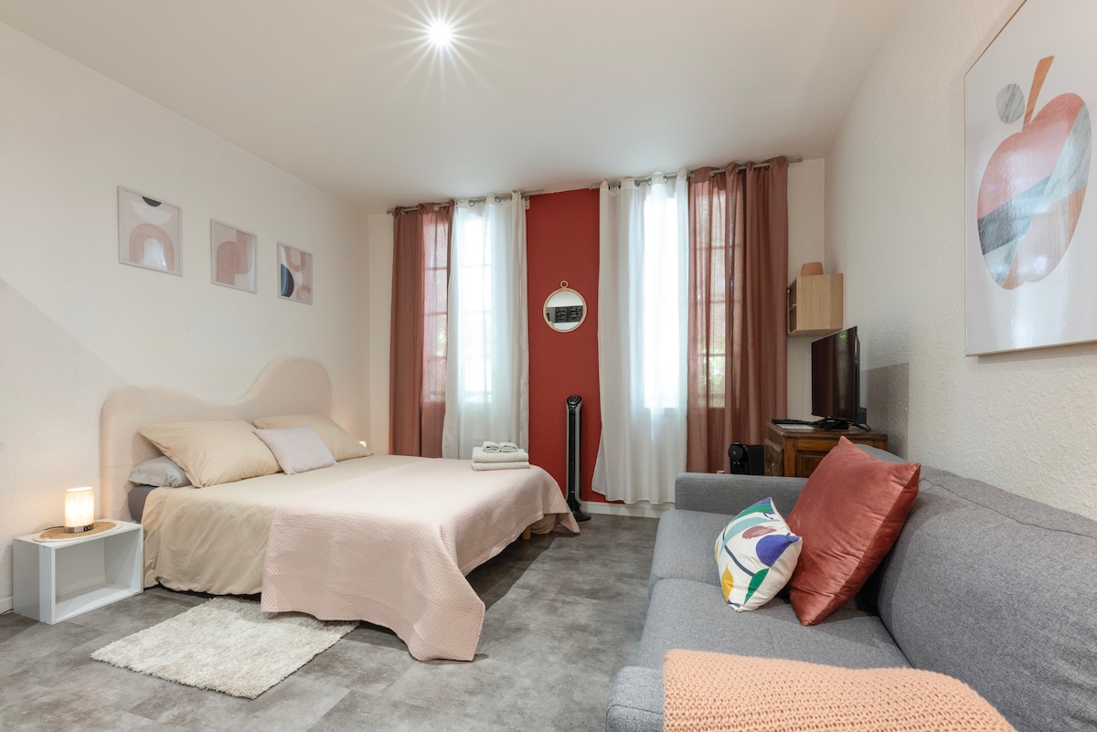 舒适的140厘米床，配备优质床垫和设计师床头板。 