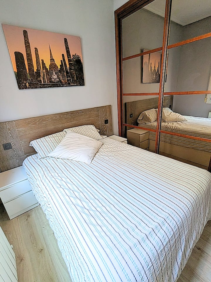 habitación con cama de 135x190 cm.