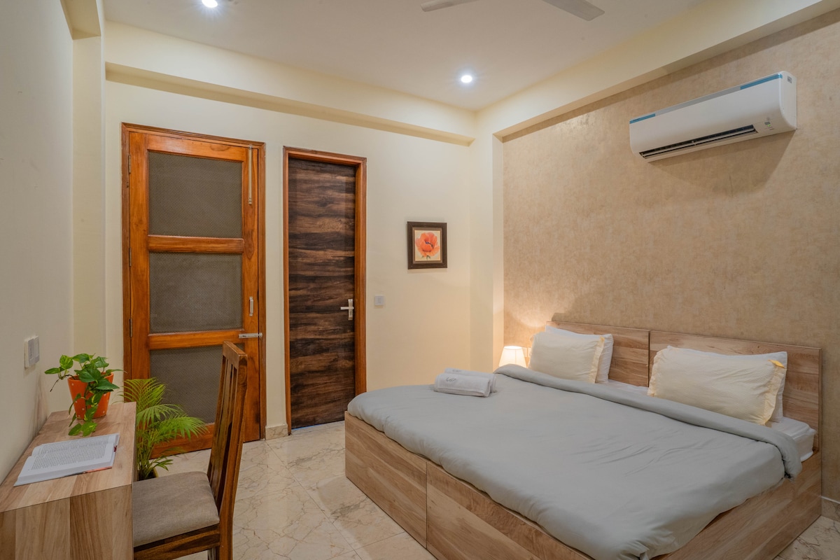 Mwonekano kamili wa chumba cha kulala chenye starehe