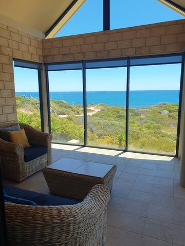 Avalon Point Beach House – Magnificent Ocean Views
