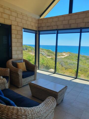 Avalon Point Beach House – Magnificent Ocean Views gallery image 4