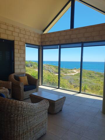 Avalon Point Beach House – Magnificent Ocean Views gallery image 3