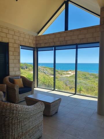 Avalon Point Beach House – Magnificent Ocean Views gallery image 5