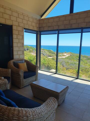 Avalon Point Beach House – Magnificent Ocean Views gallery image 2