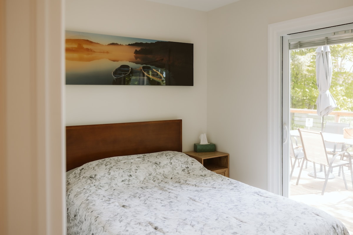 เตียงคู่พร้อมทางเข้าดาดฟ้า 