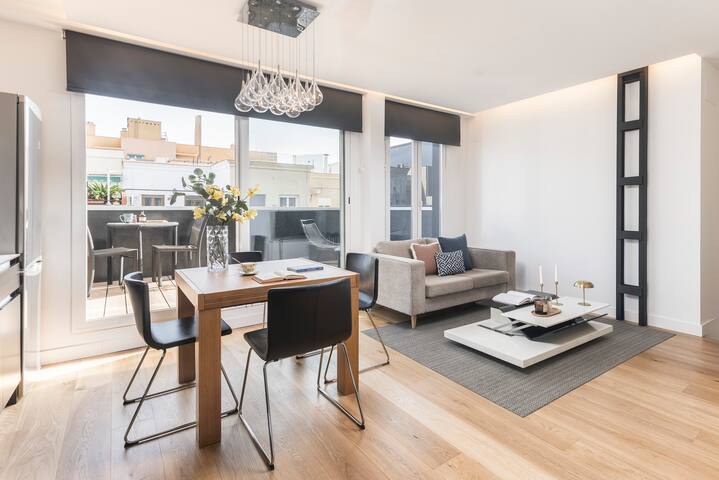 Homeclub | Luxury Renovated Penthouse in Lagasca gallery image 4