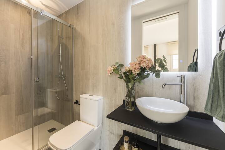 Homeclub | Luxury Renovated Penthouse in Lagasca gallery image 5