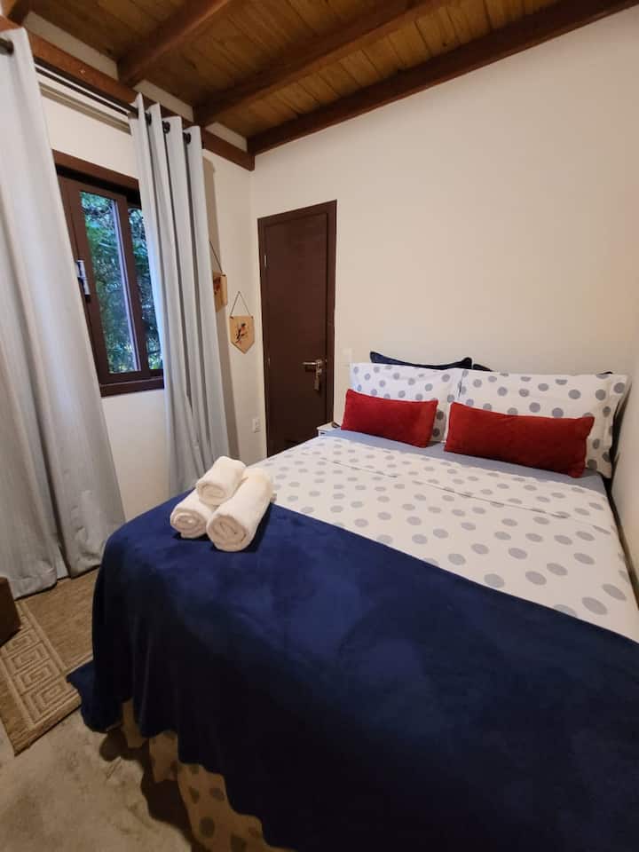 ห้องพักเต็มรูปแบบพร้อมผ้าปูที่นอน