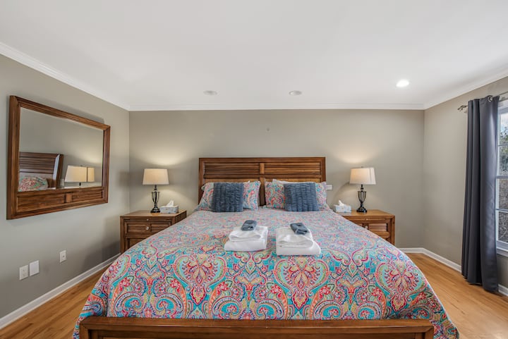 Main king on second floor with it's own full bathroom.

Wake up with a 50-mile view.....