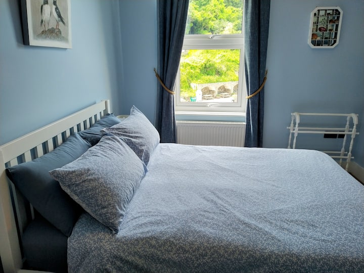 Ორადგილიანი ოთახი სეზონური თეთრეულით. Სამოგზაურო საწოლი, სათადარიგო ბალიშები და საბანი საწოლის ქვეშ.  Ზღვის ხედი. 100% -იანი ბამბის თეთრეული.  Საპარსი ადაპტერი და ფენი.