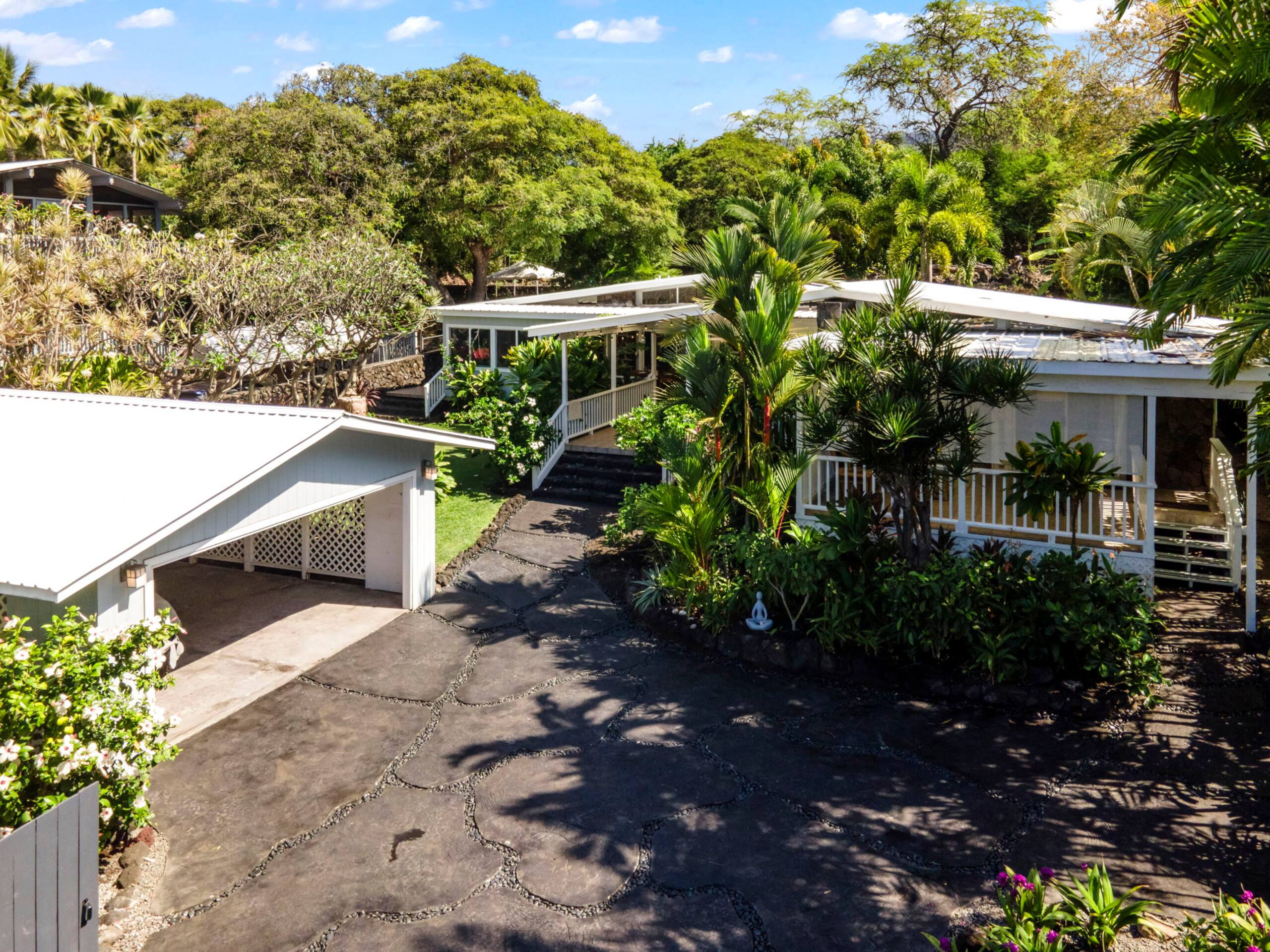 Home in Kailua-Kona · ★4.96 · 2 bedrooms · 2 beds · 2 baths - Image 37