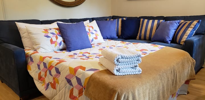 יש ספה נפתחת נוחה בגודל קווין סייז עם מזרן ספוג זיכרון.