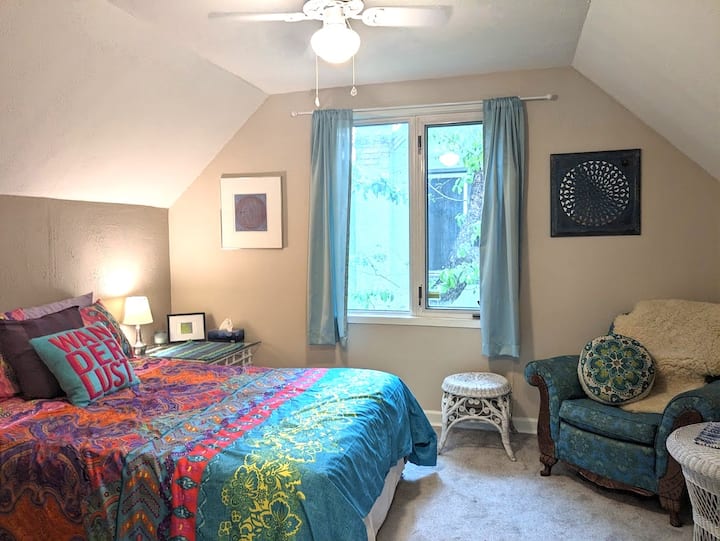 Гостинска спална соба на горниот кат спроти Master со гардеробер и закачалка за облека.