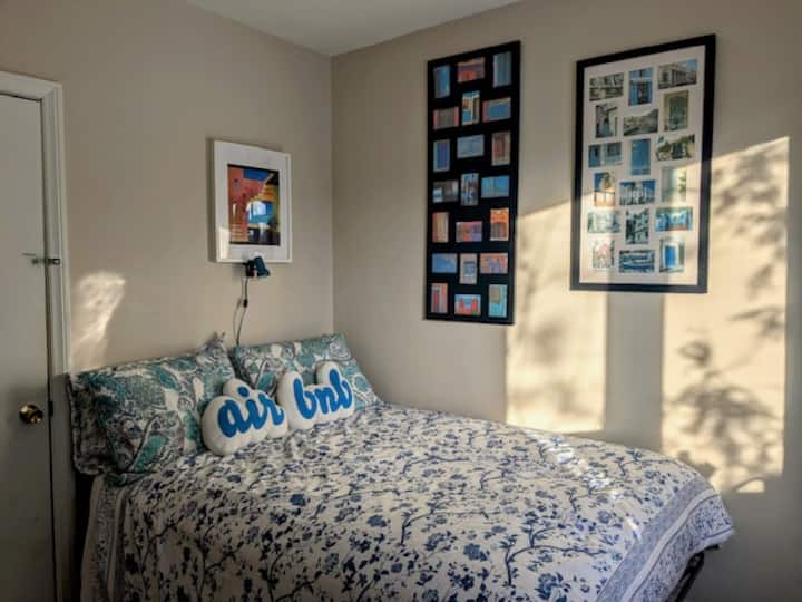 Спална соба/канцелариски простор на главниот кат.  Спалната соба веднаш до бањата на главниот кат е совршена за секој кој има проблеми со подвижноста или сака спална соба во близина на сите удобности во домот.  Удобен канцелариски простор - една од најубавите соби во куќата!